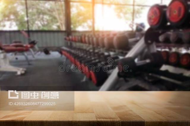 健身馆室内模糊背景的木制桌子Wooden table on blurred background of fitness gym interior of mo
